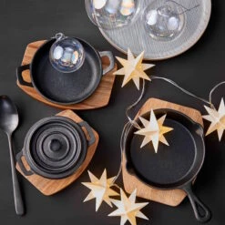 Mini-Serviertopf Mit Holzuntersetzer L 14 X B 11cm HOT IRON In Schwarz 14 Mini-Serviertopf Mit Holzuntersetzer L 14 X B 11cm HOT IRON In Schwarz -Butlers butlers mini serviertopf mit holzuntersetzer l 14 x b 11cm hot iron in schwarz 6